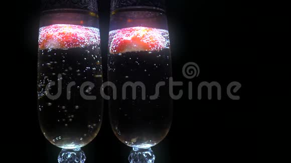香槟加草莓慢动作视频的预览图