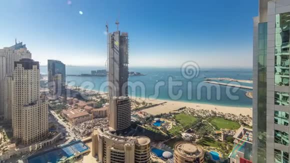 阿联酋迪拜Jumeirah海滩JBR酒店的现代摩天大楼和海滩的鸟瞰图视频的预览图