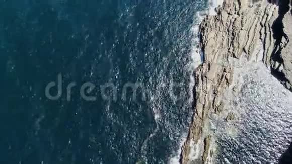蓝色大西洋水上无人机镜头视频的预览图