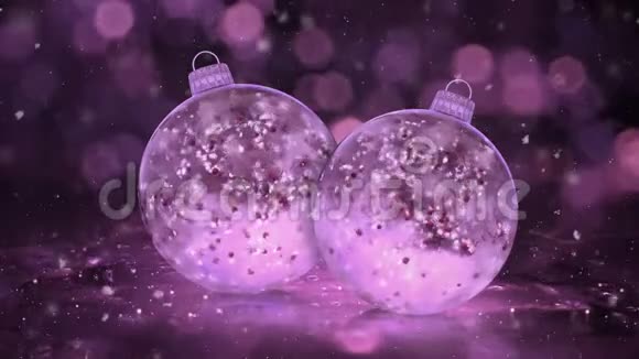 两个圣诞粉冰杯包布装饰雪红球背景圈视频的预览图