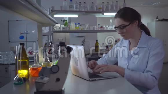 科学家穿着白色外套视频的预览图