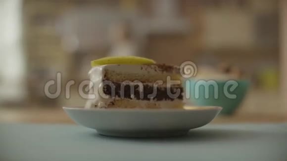 美味的巧克力蛋糕在白色盘子上的木桌背景特写一块自制蛋糕放在白板上视频的预览图