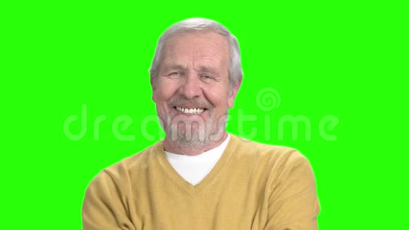 老人在绿色背景上微笑视频的预览图