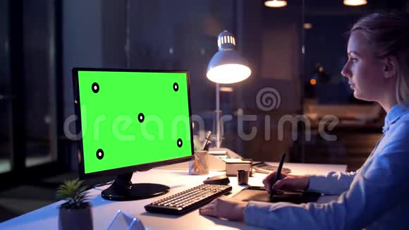 有绿色屏幕的女商人视频的预览图