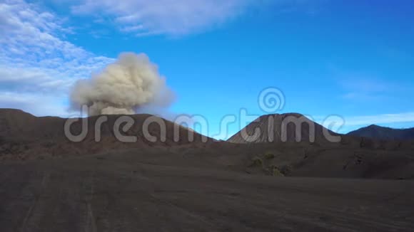 活跃吸烟布罗莫火山的景色视频的预览图