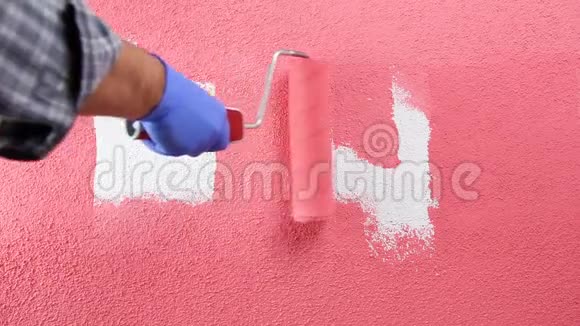 工人房屋画家用粉红色油漆粉刷墙壁建筑视频的预览图