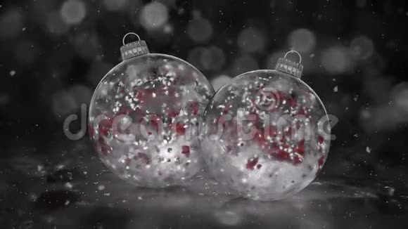 两个圣诞白色冰宝贝装饰雪红花瓣背景环视频的预览图