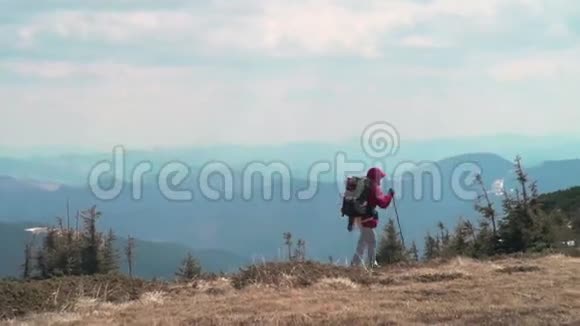 徒步旅行者在山上缓慢地行进视频的预览图