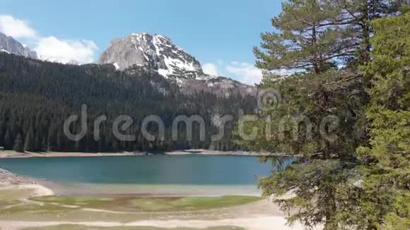 自然景观山湖国家公园杜米托黑湖的鸟瞰图黑山视频的预览图