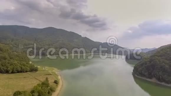 飞越森林环绕的山湖视频的预览图