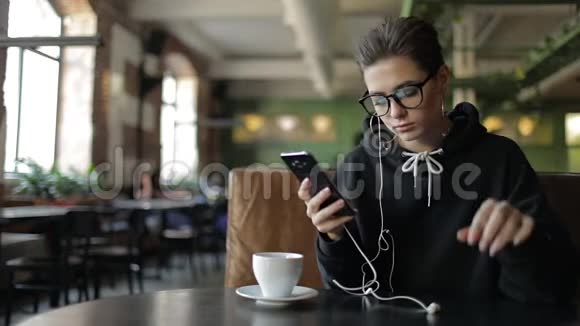 女孩听音乐在智能手机上视频的预览图