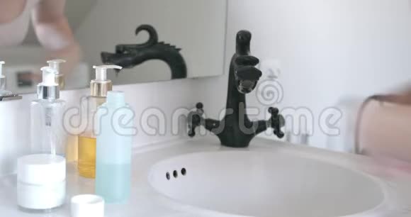 洗手间的女人在擦脸视频的预览图