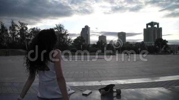 城市背景的女人视频的预览图