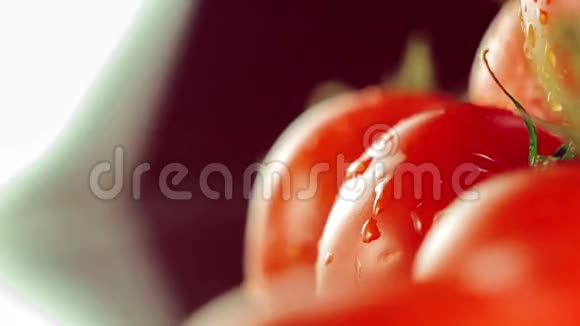 有水滴的成熟番茄视频的预览图