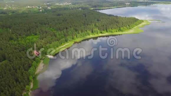 里加湖空中无人机顶视图4KUHD视频拉脱维亚BrivdabasMuzejs视频的预览图