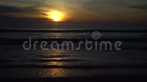海滩上美丽的日落视频的预览图