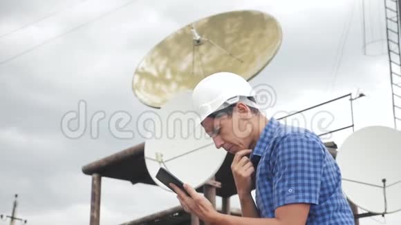 电信互联网连接概念行业生产站概念电视台工人工程师视频的预览图