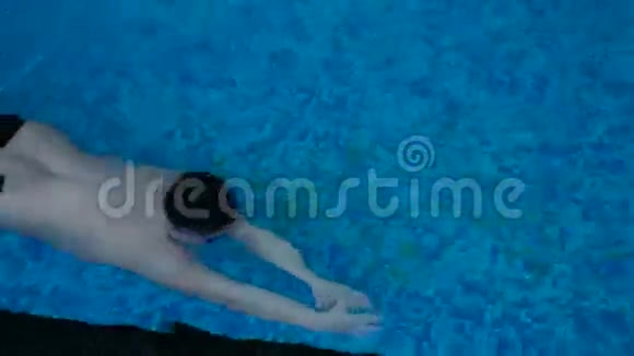 马尔奇在游泳池里很专业视频的预览图