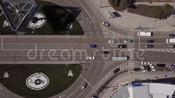 空中道路交叉口道路上的俯视车视频的预览图