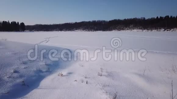 冬季景观霜和太阳视频的预览图