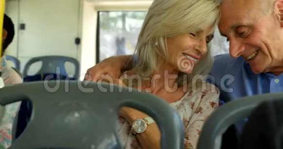 乘坐4k公共汽车时使用手机的女性通勤者视频的预览图