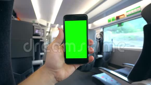 手握一部装有绿色屏幕的手机视频的预览图
