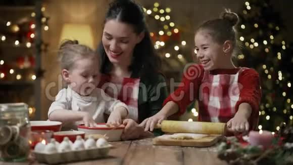 家庭烹饪圣诞饼干视频的预览图