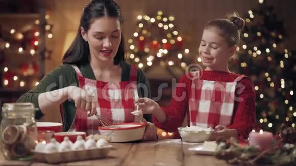 家庭烹饪圣诞饼干视频的预览图
