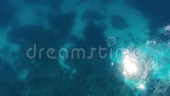 在蓝色海水上的空中射击视频的预览图