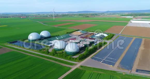 从猪场通过沼气厂的摄像头飞行生物质可再生能源现代农业欧洲联盟视频的预览图
