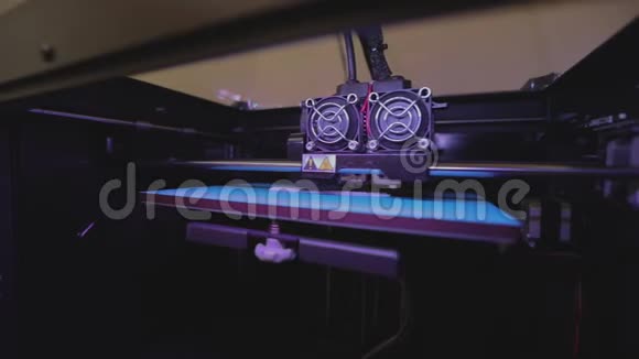 在3D打印机上打印工业打印在3D打印机上3D打印机工作视频的预览图