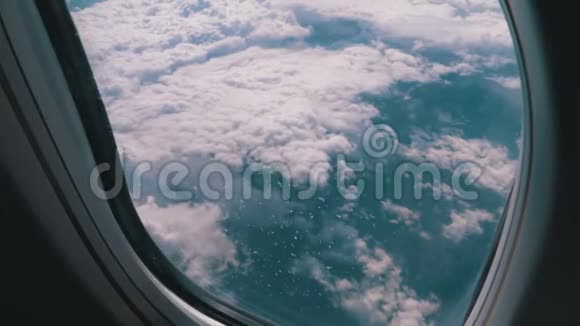 从云层上的飞机窗口观看飞机在天气上空飞行视频的预览图