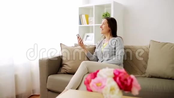 在家里的智能手机上视频聊天的女人视频的预览图