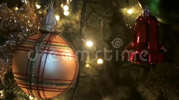 圣诞树上的圣诞装饰品视频的预览图