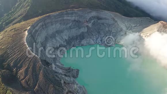 从火山口可以看到美丽的伊根火山有酸湖和硫磺气体视频的预览图