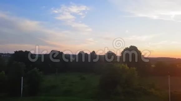 日落前从火车上看到山和森林的美丽景色窗外的景色视频的预览图