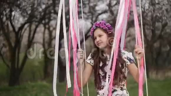 秋千上的小女孩公园里的小女孩可爱的小女孩小女孩视频的预览图