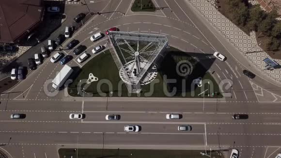 城市道路交通堵塞的高空俯视图视频的预览图