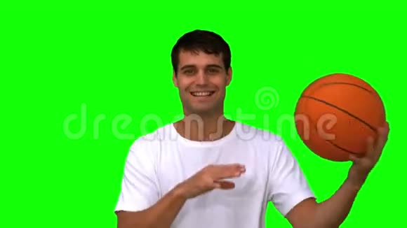 在绿屏上打篮球的人视频的预览图