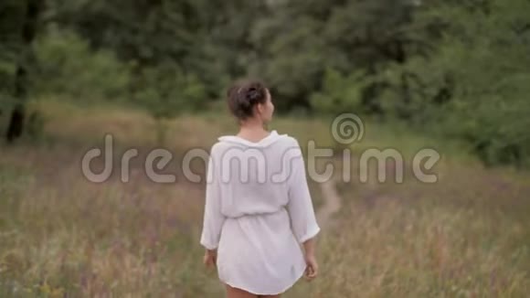 美丽的女人走在大自然的户外视频的预览图