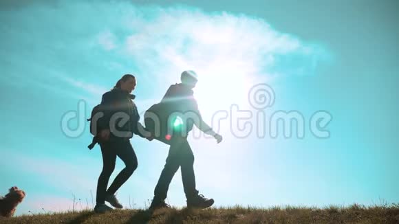 幸福的家庭男人和女人团队合作携手同行在山顶阳光下游客生活的剪影视频的预览图