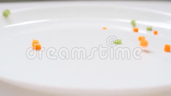 切片青豆和胡萝卜蔬菜视频的预览图