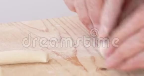 木制桌上自制意大利面食视频的预览图