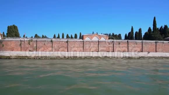 从威尼斯大运河上的摩托艇观看水上交通游览视频的预览图