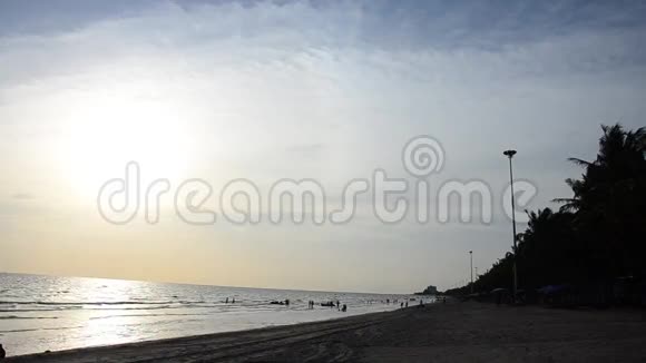 黄昏时分泰国春布里的邦森海滩视频的预览图