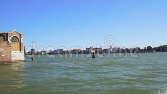 水上游览威尼斯的大运河从船上看到建筑物交通视频的预览图