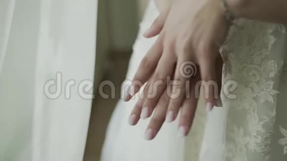 穿白色裙子的女人的手视频的预览图