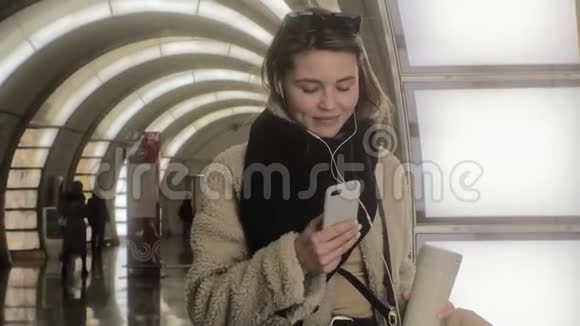 女人使用智能手机上网视频的预览图