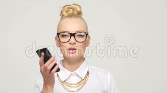 一个商务女性在讲电话的画像视频的预览图