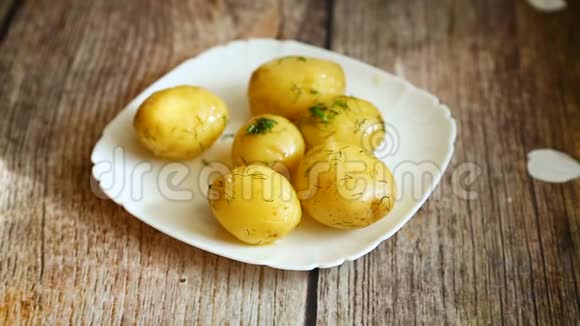 在盘子里用黄油和煮的小土豆视频的预览图